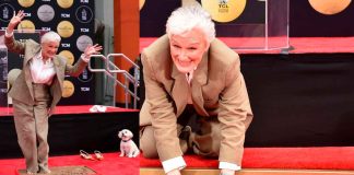 #VIDEO Glenn Close deja huella en Hollywood junto a su inseparable perrito