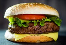 Hoy se celebra el Día de la Hamburguesa… y millones rompen la dieta “nomás por hoy”