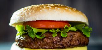 Hoy se celebra el Día de la Hamburguesa… y millones rompen la dieta “nomás por hoy”