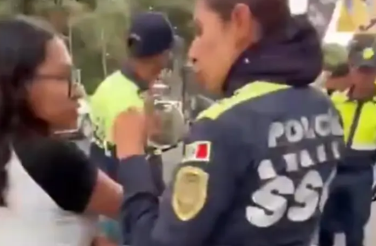 Mujer policía golpea a una menor tras operativo de tránsito