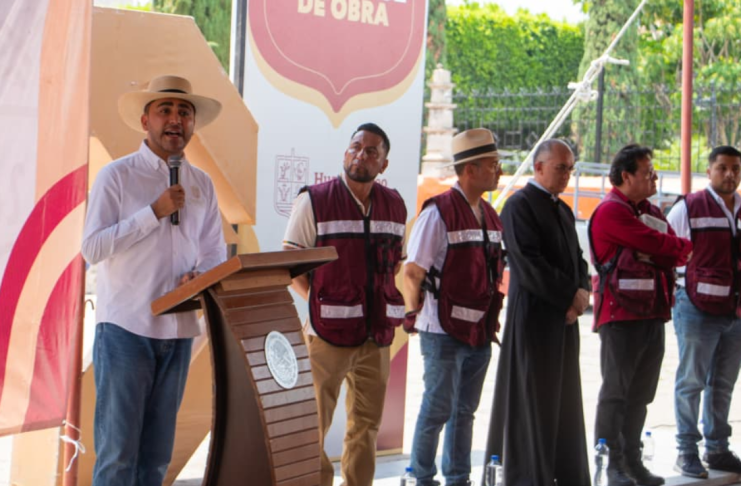 Alexis Velázquez impulsa la restauración del atrio parroquial en Huandacareo