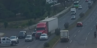 VIDEO // Momento en que tráiler provoca choque múltiple tras persecución en Morelia