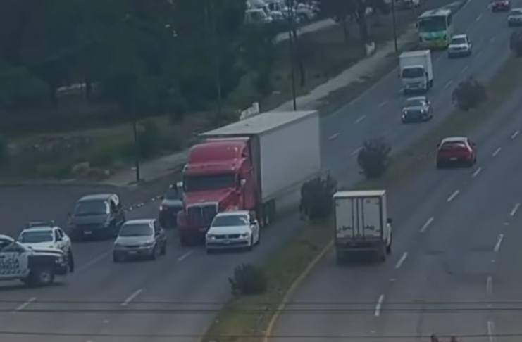 VIDEO // Momento en que tráiler provoca choque múltiple tras persecución en Morelia
