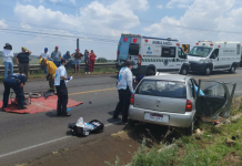 Choque frontal entre auto y volteo deja un adulto mayor herido en la Morelia-Quiroga