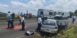 Choque frontal entre auto y volteo deja un adulto mayor herido en la Morelia-Quiroga