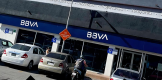 Motociclista armado asalta a varios cuentahabientes dentro de un BBVA en Morelia