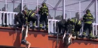 #VIDEO // Mujer se lanza desde puente peatonal a las vías de la Línea A del Metro en CDMX