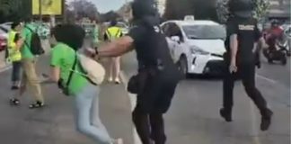 #VIDEO // Policia empuja por la espalda y le rompe la nariz a mujer durante manifestación pacífica