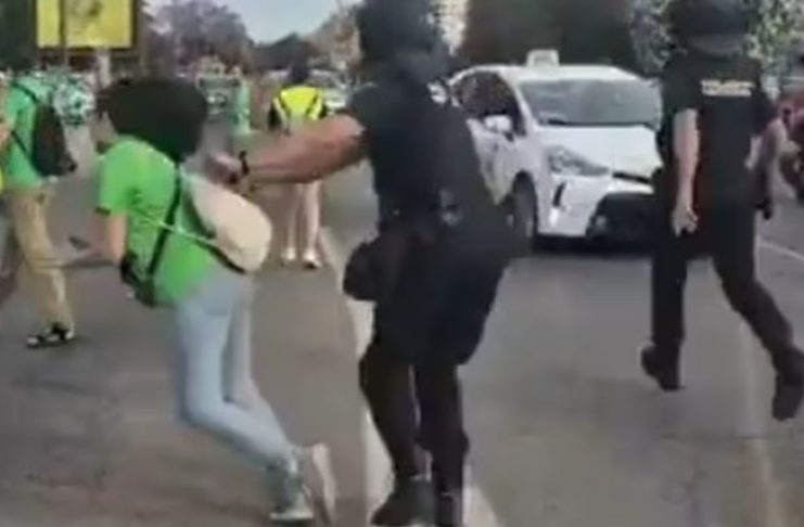 #VIDEO // Policia empuja por la espalda y le rompe la nariz a mujer durante manifestación pacífica