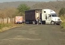 Se reporta bloqueo carretero en Villamar