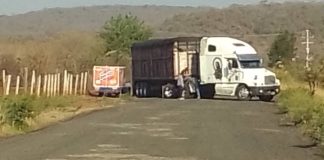 Se reporta bloqueo carretero en Villamar