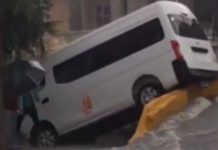 #VIDEO // Unidad de transporte público choca contra banqueta en Naucalpan