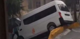 #VIDEO // Unidad de transporte público choca contra banqueta en Naucalpan