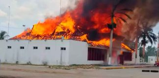 Incendio arrasa parador turístico en Yucatán por presunto cortocircuito.