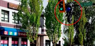 #VIDEO// ¡De película! Motocicleta queda colgando de un semáforo tras brutal choque en Canadá