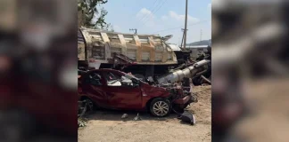 #Video || Camión de carga que transportaba arena volcó tras presuntamente quedarse sin frenos, provocando la muerte de cuatro personas.
