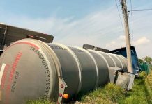 Fuerte movilización por volcadura de pipa con turbosina en Tula de Allende