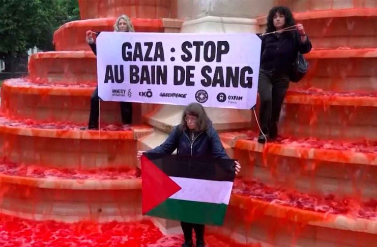 Activistas exigen alto al fuego en Gaza tras teñir de rojo fuente en París