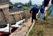 Taxi cae a canal pluvial en Metrópolis II, Tarímbaro