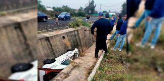 Taxi cae a canal pluvial en Metrópolis II, Tarímbaro