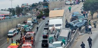 #VIDEO // Tráiler embiste a más de 30 vehículos en el bulevar Lázaro Cárdenas; reportan múltiples heridos