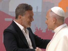 Antonio Banderas causa furor en su cita con el papa León XIV: “He sido víctima del hechizo de Dios”