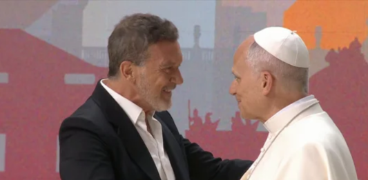 Antonio Banderas causa furor en su cita con el papa León XIV: “He sido víctima del hechizo de Dios”