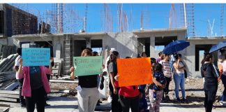 Protestan en Villas del Oriente por falta de agua y daños en viviendas