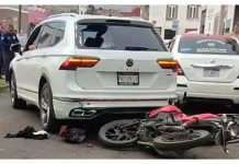 Ocurre choque de moto contra camioneta en el centro de Morelia; hay un herido