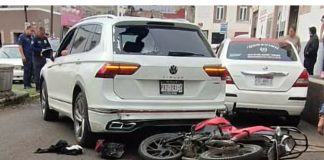 Ocurre choque de moto contra camioneta en el centro de Morelia; hay un herido