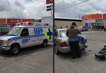 Motociclista herida tras chocar contra auto en la colonia Industrial
