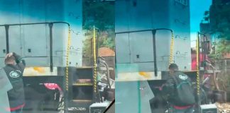 Motociclista ve con impotencia cómo el tren arrastra su moto en Morelia