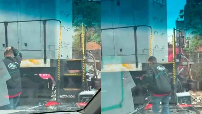 Motociclista-ve-con-impotencia-cómo-el-tren-arrastra-su-moto-en-Morelia