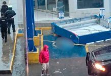 Muere mujer tras caerle anuncio de una farmacia en San Nicolás, Nuevo León