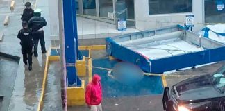 #VIDEO // Muere mujer tras caerle anuncio de una farmacia en San Nicolás, Nuevo León