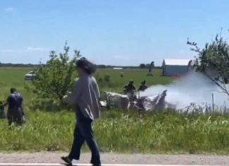 #Video || Tragedia en Missouri: avioneta con paracaidistas se desploma tras despegar; mueren 12 personas
