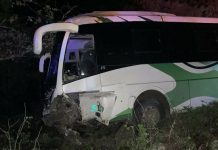 Autobús y vehículo particular protagonizan choque en la Quiroga-Zacapu ; hay una persona herida