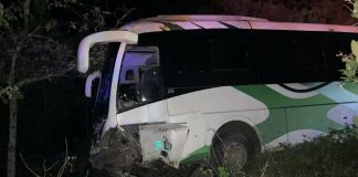 Autobús y vehículo particular protagonizan choque en la Quiroga-Zacapu ; hay una persona herida