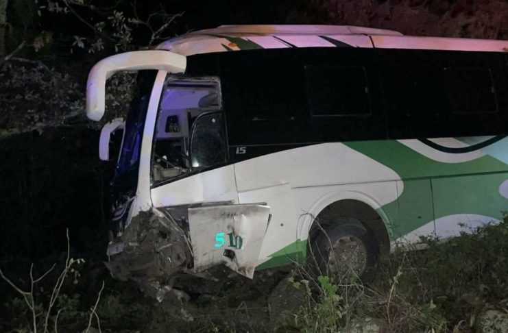 Autobús y vehículo particular protagonizan choque en la Quiroga-Zacapu ; hay una persona herida