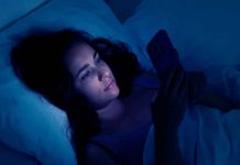 ¿Dormir con el celular afecta tu salud? Expertos de la UNAM explican los riesgos