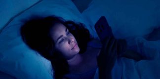 ¿Dormir con el celular afecta tu salud? Expertos de la UNAM explican los riesgos