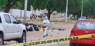 Tiran cadáver envuelto en una cobija entre la basura en calles de la colonia León 1 en León, Guanajuato