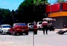 #VIDEO // Adolescente motociclista resulta herida tras choque con automóvil en Apatzingán