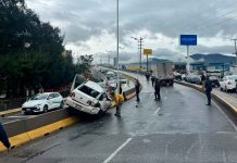 Tractocamiones chocan auto y lo proyectan contra muro divisorio en Morelia