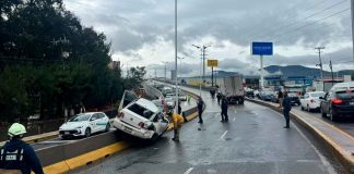 Tractocamiones chocan auto y lo proyectan contra muro divisorio en Morelia