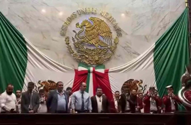 #Video || Narcocorrido irrumpe en el Congreso de Michoacán y desata polémica