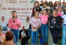 Fanny Arreola entrega créditos de autoempleo para mujeres en Apatzingán