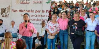 Fanny Arreola entrega créditos de autoempleo para mujeres en Apatzingán