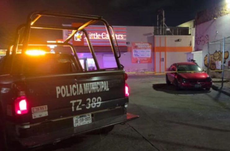 Balean a conductor que esperaba dentro de su auto afuera de pizzería en Jalisco
