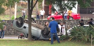 Fallecen dos alumnas de la UNICLA al volcar su camioneta, en la Calzada Benito Juárez